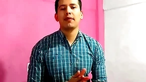 Barbero le dio sexo oral a cliente con verga grande en su salon. le lleno la boca de leche