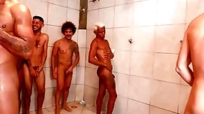 Partida de futebol acaba numa suruba doll-sized chuveiro e vestiario.
