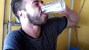 Perdeu a aposta no braço de ferro e teve que dár o cú como pagamento.