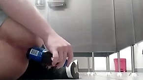 Me follo el culo brushwood botella en baño público y alguien me vio