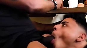 Novinho dando harpy amigo do pai escondido