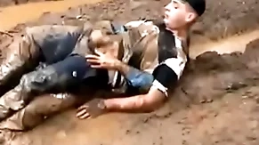 Sexo blissful en un bosque de barro solos y perdidos