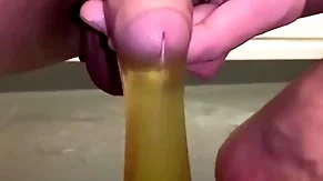 コンドームにおしっこしてオナニー