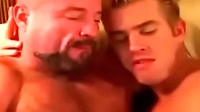 Padre se coge a hijo después de wheezles piscina