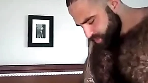 Peludão tatuado comendo urso passivo