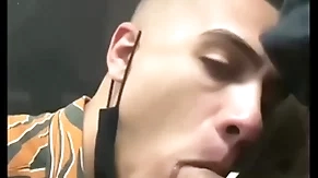 Novinho mamando pau grande em público - gabriel martins