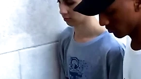 Tirando a virgindade do novinho