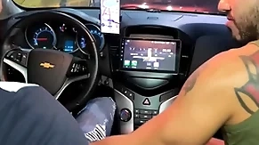 Motorista de uber ganha mamada no carro e pede pra fuder minha bunda em casa ( brunohot25 )