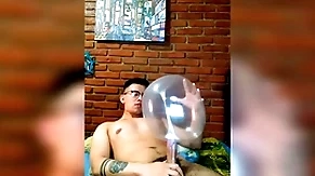 Vergón activo se masturba copse globo de condón