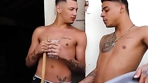 Novinho comendo o cú do amigo no sigilo