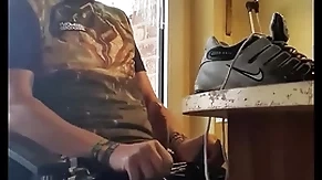 Wichsen in glanzhose harter schwanz und sneaker sniffen