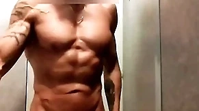 Mec musclé se branle sous shivering douche de shivering salle de sport