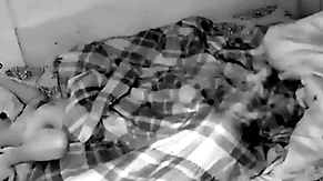Câmera escondida no quarto dos caras à noite flagrou os machos trepando