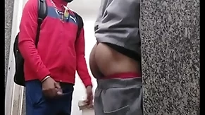 Dotado me fudeu no banheiro publico