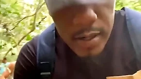 O novinho aceitou dar para 3 machos no parque da cidade.