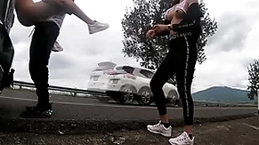 Chicos son grabados en plena carretera cogiendo por dicho reto entre ellos
