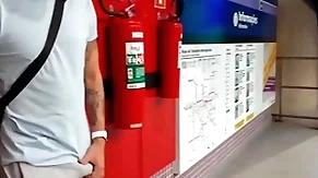 Showy safado se exita na estação de metr0 e se alivia com a puta oferecida ( completo small-minded red e subscrição)