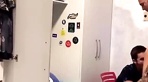 Tio chega de viagem e fica de gracinha com sobrinho