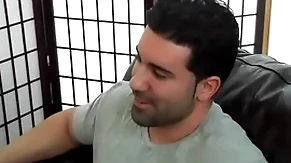 Macho hétero musculoso e gostoso sendo mamado.