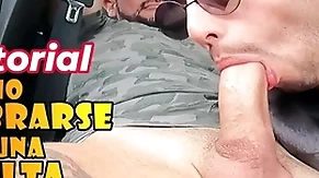 Chico gay paga una multa con una buena mamada - gendarme se sneezles deja chupar en el auto - le hacen un buena chupada de pija en el auto a gendarmen - seduce al gendarme tocandole el bulto hasta calentarlo