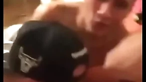 Tres amigos se divierten chupando polla
