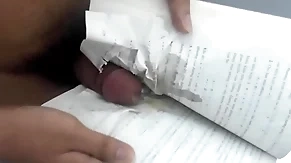 Gay d&acirc_m bắn tinh dịch chảy l&ecirc_nh l&aacute_ng trong s&aacute_ch gi&aacute_o khoa